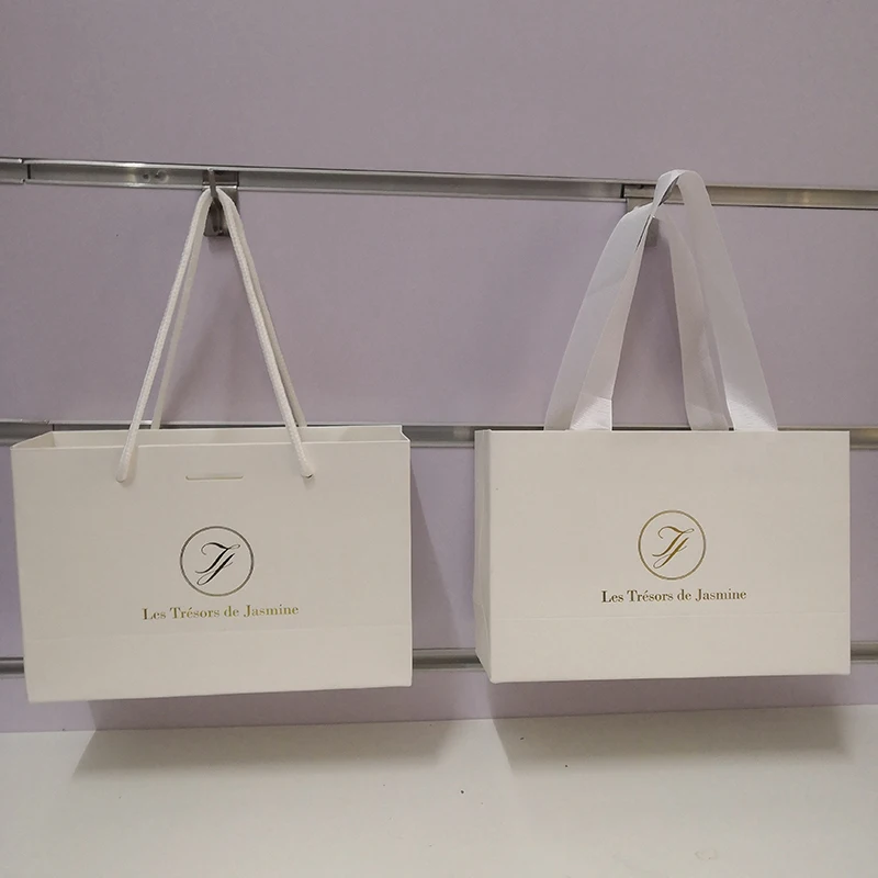 Търговия на едро с 500 бр./лот, изработени по поръчка бяла хартиена чанта-тоут, пазарска чанта с различна дръжка за подарък за опаковане на дрехи, злато фольгированное Изображение 0